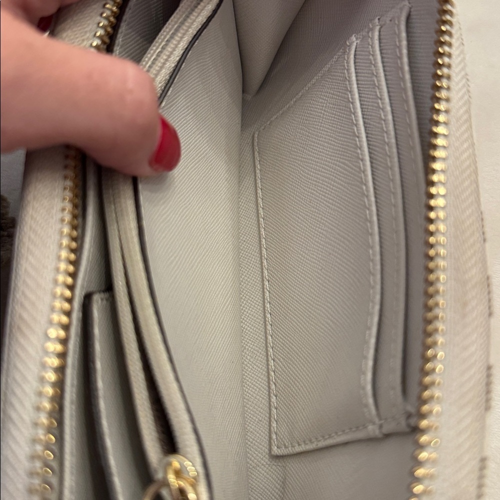 Amazing condition! Michael Kors Logo Wallet/Wristlet - Picture 9 of 13